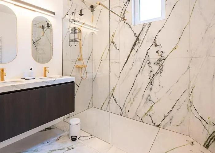 Apartment Renovated Art Deco With Vintage Elements *