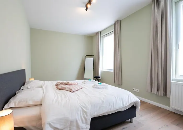 Renovated Art Deco With Vintage Elements Apartment