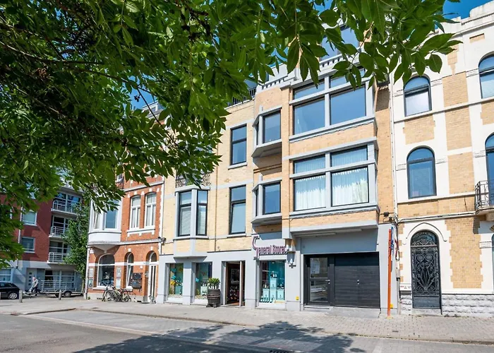 Renovated Art Deco With Vintage Elements Apartment